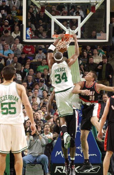 詹姆斯晒比赛争议照表达不满，裁判报告称最后时刻无误判，湖人惜败雄鹿