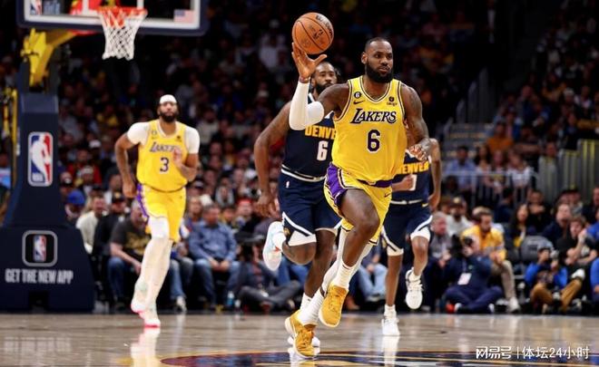 考察球员？拜仁主帅孔帕尼现场观看巴黎vs马赛比